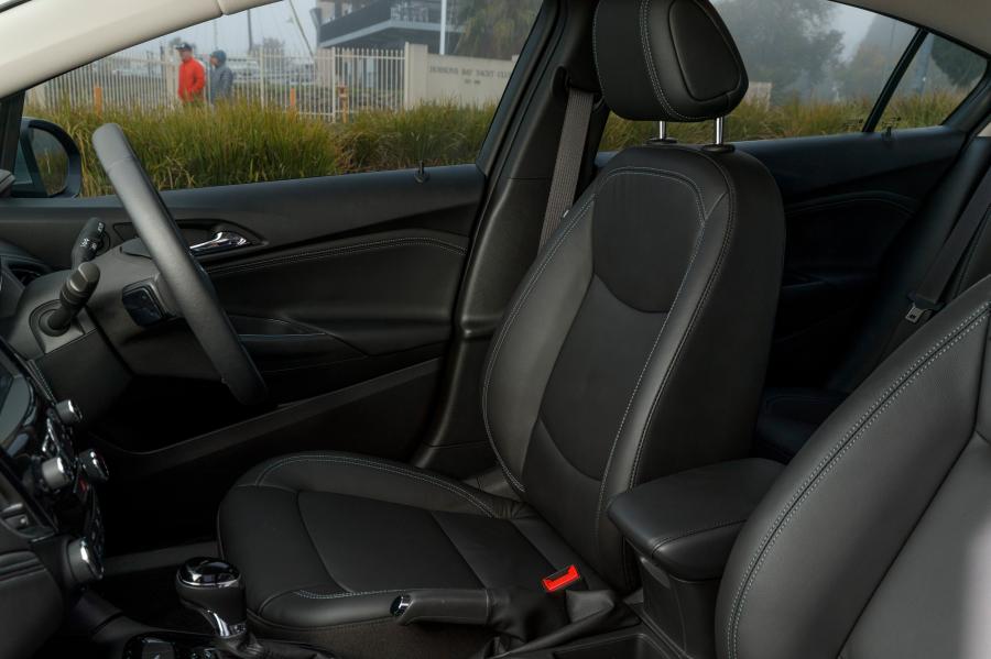 Интерьер Holden Astra Sedan 2017 года  (фото 38 из 42)